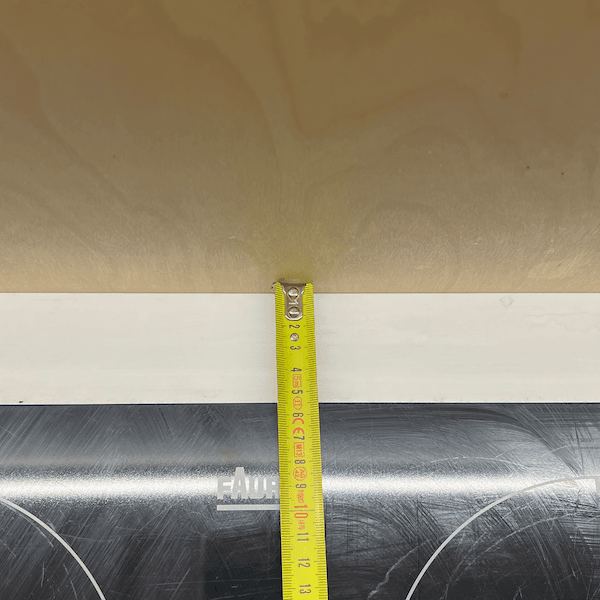 zoom sur un mètre déplié sur un plan de travail de cuisine